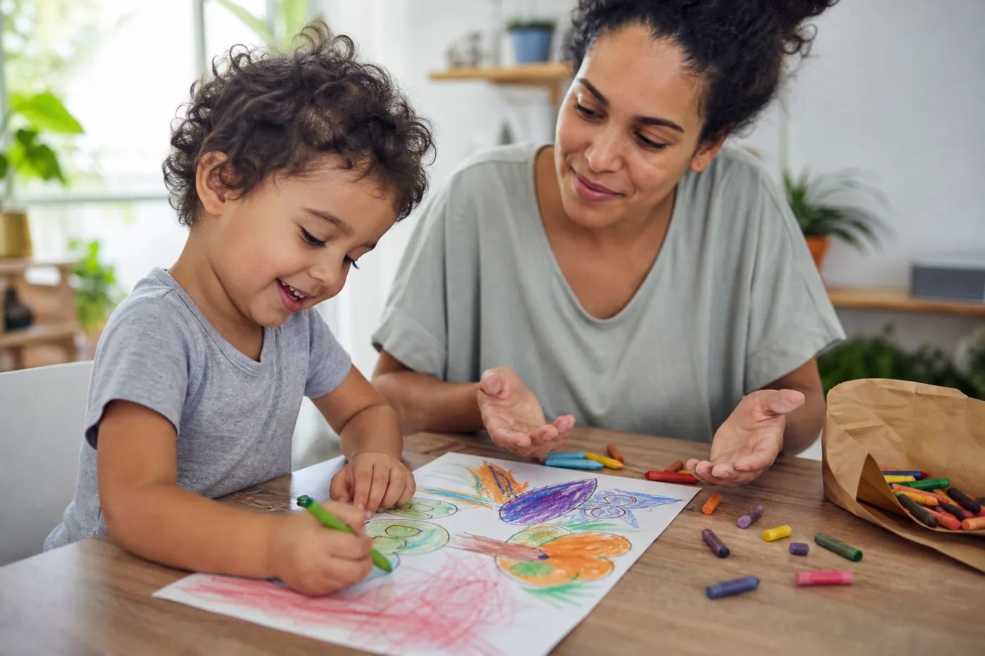 Criança colore livremente enquanto a responsável acompanha sem corrigir